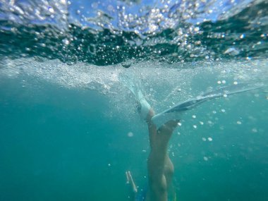 Çocukların sualtı görüntüleri, oyun, yüzme, açık denize dalma, anaokulu öğrencileri ve genç çocukların.