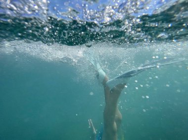 Çocukların sualtı görüntüleri, oyun, yüzme, açık denize dalma, anaokulu öğrencileri ve genç çocukların.