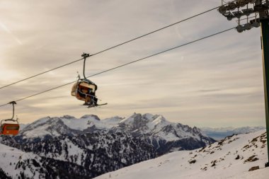 Çocuklar ve yetişkinler, kış giysileri içinde mutlu bir aile kayak tatilinde, kayak yaparken, kış tatilinde.