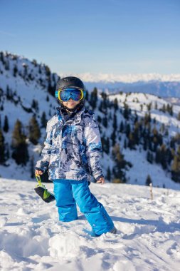 Çocuklar ve yetişkinler, kış giysileri içinde mutlu bir aile kayak tatilinde, kayak yaparken, kış tatilinde.