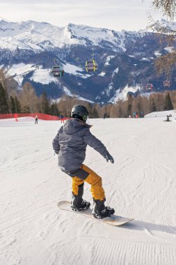 Çocuklar ve yetişkinler, kış giysileri içinde mutlu bir aile kayak tatilinde, kayak yaparken, kış tatilinde.