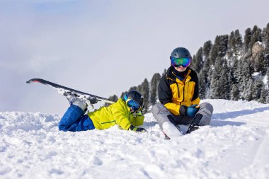 Çocuklu mutlu bir aile, kış kayak merkezinde okul çocukları, kış zamanı kayak.