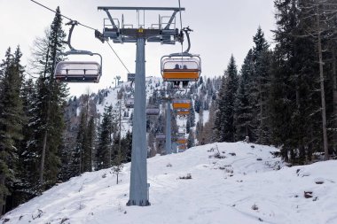 Çocuklu mutlu bir aile, kış kayak merkezinde okul çocukları, kış zamanı kayak.