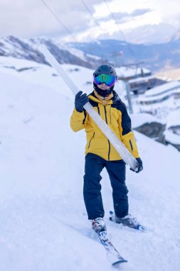 Çocuklu mutlu bir aile, Avusturya 'da kış kayak merkezinde kayak yapan okul çocukları.