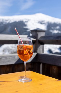 Masada Aperol içeceği. Dağların tepesindeki bir restoranda alkollü içecek. Kayak merkezi restoranında, güneşli bir kış günü.
