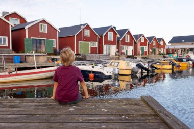 Aile, İsveç 'te küçük bir köy olan Lorudden' i ziyaret ediyor, yaz zamanı. İskandinav kıyı köyü