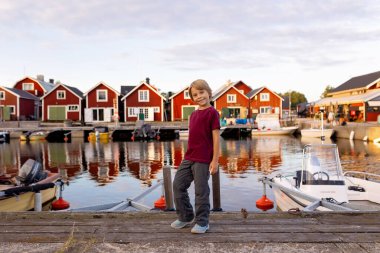 Aile, İsveç 'te küçük bir köy olan Lorudden' i ziyaret ediyor, yaz zamanı. İskandinav kıyı köyü