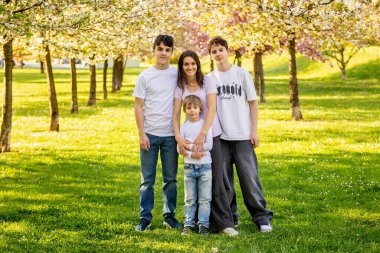 Parkta sevimli bir çocuk, güneşli bir günde güzel bir bahar portresinin çekilmesi, aile ve büyük anne, açık havada.