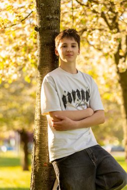 Parkta sevimli bir çocuk, güneşli bir günde güzel bir bahar portresinin çekilmesi, aile ve büyük anne, açık havada.