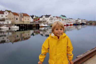 Çocuk, çocuk, yaz boyunca Henningsvaer 'ı ziyaret etmek aile ve evcil köpekle