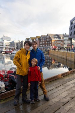 Tromso 'da güneşli bir günde Kuzey Norveç' in en büyük kuzey şehrini ziyaret eden sevimli anaokulu çocuğu.