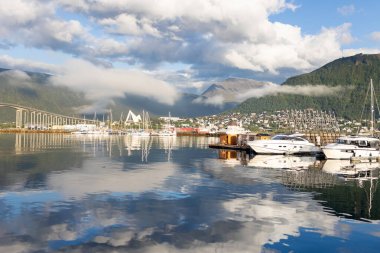Tromso 'da güneşli bir günde Kuzey Norveç' in en büyük kuzey şehrini ziyaret eden sevimli anaokulu çocuğu.
