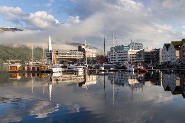 Tromso 'da güneşli bir günde Kuzey Norveç' in en büyük kuzey şehrini ziyaret eden sevimli anaokulu çocuğu.
