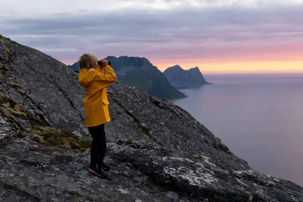 Çocuklu ve evcil hayvanlı aile, çocuklar ve yetişkinler Norveç 'in Senja adasında Sukkertoppen yolunda yürüyüş yapıyorlar.