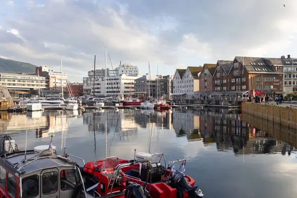 Tromso 'da güneşli bir günde Kuzey Norveç' in en büyük kuzey şehrini ziyaret eden sevimli anaokulu çocuğu.