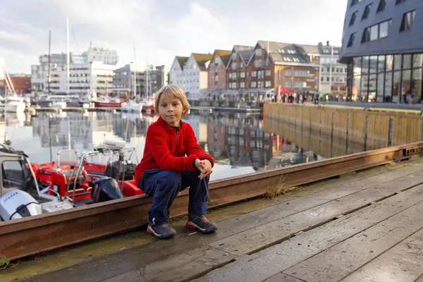 Tromso 'da güneşli bir günde Kuzey Norveç' in en büyük kuzey şehrini ziyaret eden sevimli anaokulu çocuğu.
