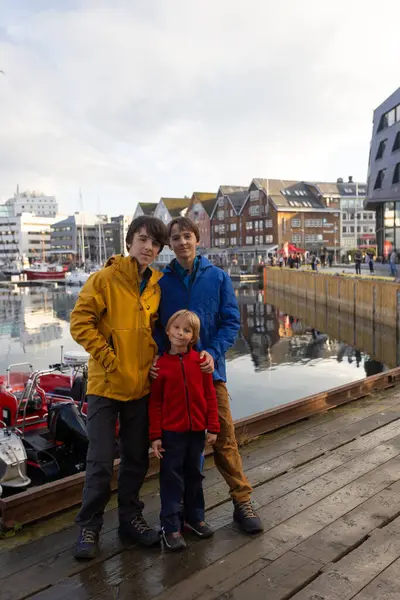 Tromso 'da güneşli bir günde Kuzey Norveç' in en büyük kuzey şehrini ziyaret eden sevimli anaokulu çocuğu.