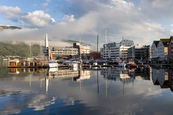 Tromso 'da güneşli bir günde Kuzey Norveç' in en büyük kuzey şehrini ziyaret eden sevimli anaokulu çocuğu.
