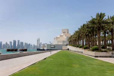 Çocuklu mutlu Avrupalı aile, sıcak yaz aylarında Doha 'yı ziyaret ediyor.