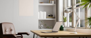 Yan görünüş. Dizüstü bilgisayarı ve masa lambası pencereye, ofis sandalyesine, modern beyaz raflara ve dolaba dayanan masa lambasıyla modern, minimal parlak ofis çalışma alanı. 3d görüntüleme, 3d illüstrasyon