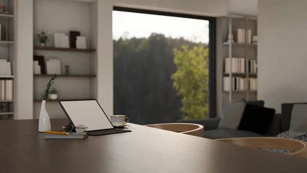 现代的深色木制餐桌 配有便携式平板模型和配件 背景是模糊的现代舒适的客厅 特写图像 3D渲染 3D说明 — 图库照片