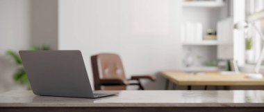 Bilgisayarlı modern ofis masası ve arka planda bulanık modern ofis çalışma alanı üzerindeki ürün gösterimi için yer kopyalamak. 3d görüntüleme, 3d illüstrasyon