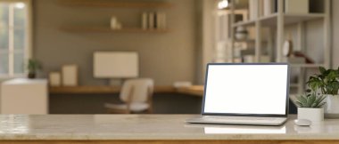 Laptop beyaz ekran maketi, kablosuz fare ve arka planda bulanık modern ofis çalışma alanı üzerinden ürün gösterimi için kopyalama alanı olan modern ofis masası. 3d görüntüleme, 3d illüstrasyon