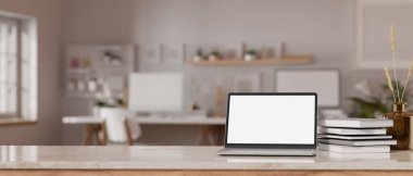 Çalışma alanı masa üstü dizüstü dizüstü bilgisayar, kitaplar, dekor ve ürün sergisi için arka planda bulanık, minimal ofis stüdyosu. 3d görüntüleme, 3d illüstrasyon