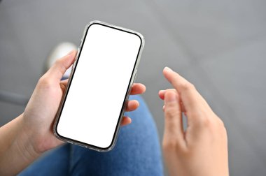 Modern bir akıllı telefon dokunmatik ekran boş ekran modeli bulanık arka planda bir dişinin elinde. yakın plan resim