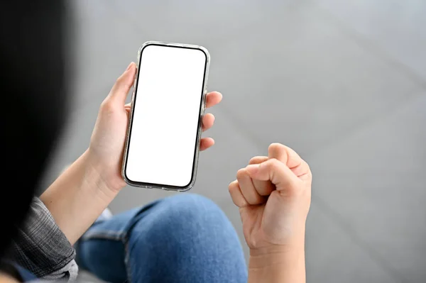Kvinnlig Hand Som Håller Smartphone Vit Skärm Mockup Och Visar — Stockfoto