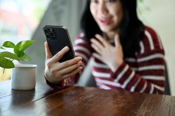 Megdöbbent Meglepett Fiatal Ázsiai Nézi Telefon Képernyőjén Kap Egy Váratlan — Stock Fotó