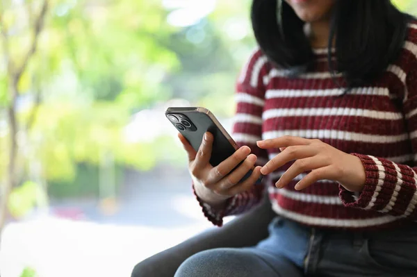 Vonzó Fiatal Ázsiai Alkalmi Ruhában Használja Okostelefonját Cseveg Barátaival Fizeti — Stock Fotó