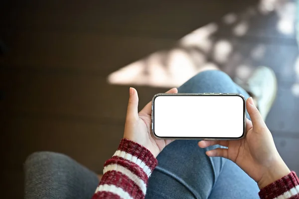 Kvinna Tittar Några Video Sin Smartphone Samtidigt Som Kopplar Caféet — Stockfoto