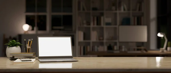 文房具 ノートパソコンの白い画面のモックアップと背景に夜にぼやけた現代の暗いオフィスワークスペースの上に製品のディスプレイのためのコピースペースを持つ天然大理石のテーブルトップ 3Dレンダリング 3Dイラスト — ストック写真