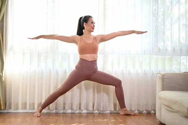 Passform Och Sportig Asiatisk Kvinna Sportkläder Tränar Warrior Yoga Pose — Stockfoto