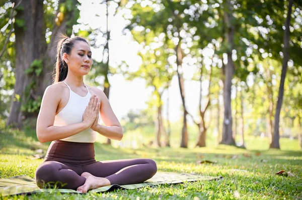 Mujer Asiática Atractiva Encantadora Ropa Deportiva Sentada Esterilla Yoga Jardín — Foto de Stock