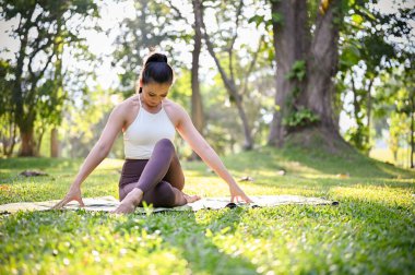 Yoga yapan kadın portresi ve sabah parkta vücudunu esnetme, sağlıklı yaşam tarzı ve aktivite konsepti.