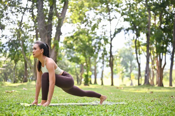 Joven Hermosa Mujer Haciendo Yoga Pose Estirando Cuerpo Parque Por — Foto de Stock