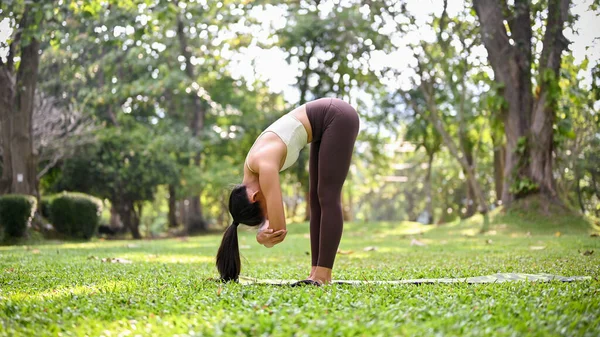 Schöne Gesunde Asiatin Dehnt Sich Und Praktiziert Yoga Schönen Grünen — Stockfoto