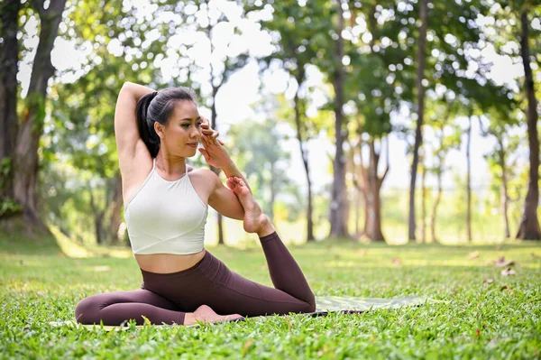 Mujer Asiática Ropa Deportiva Estirándose Practicando Yoga Hermoso Jardín Verde — Foto de Stock
