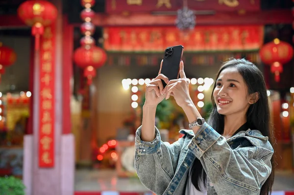 Vista Cerca Una Mujer Joven Tomando Una Foto Con Teléfono — Foto de Stock