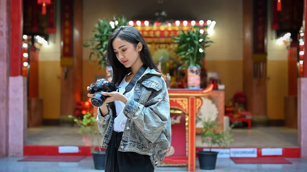 Güzel Bir Asyalı Kadın Geleneksel Asya Tapınağında Tatildeyken Kamerayla Fotoğraf — Stok fotoğraf