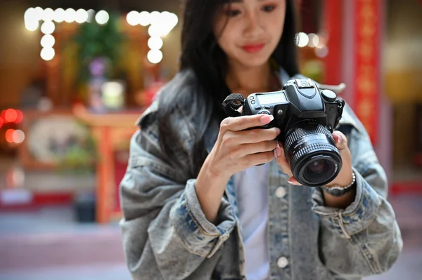Close Uitzicht Van Aziatische Vrouw Kijken Naar Haar Camera Het — Stockfoto
