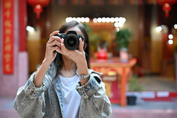 Mooie Aziatische Vrouw Het Nemen Van Een Foto Met Camera — Stockfoto