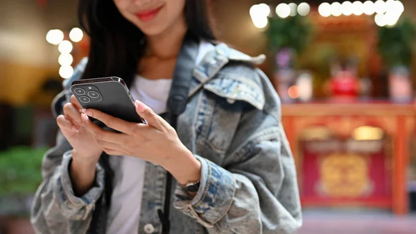 Vista Cerca Joven Mujer Asiática Sosteniendo Teléfono Inteligente Durante Sus — Foto de Stock