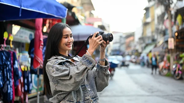 Joven Mujer Alegre Tomando Una Foto Productos Locales Mientras Viaja — Foto de Stock