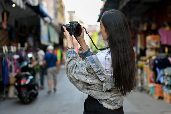 Pretty Young Asian Woman Taking Photo Local Products While Traveling — Stock Photo, Image