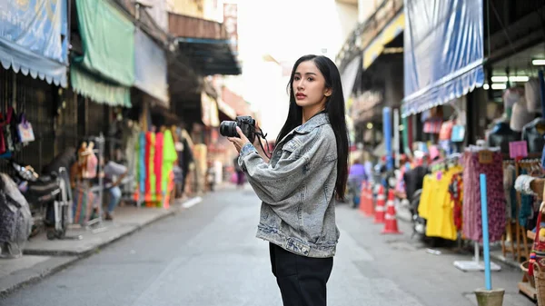 Atractiva Mujer Asiática Mirando Cámara Durante Sus Vacaciones Con Tienda — Foto de Stock