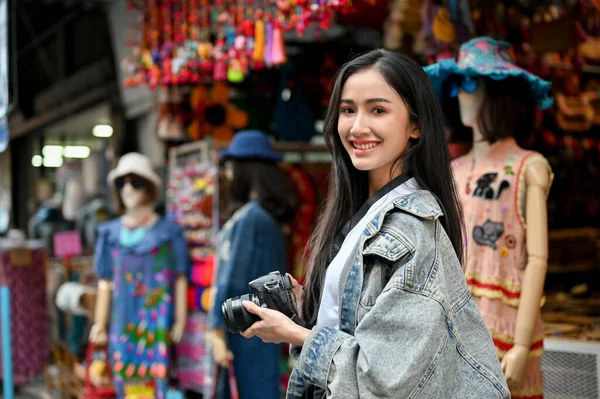Hermosa Mujer Asiática Sonriendo Cámara Durante Sus Vacaciones Con Tienda — Foto de Stock