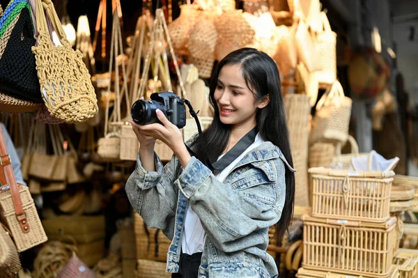 Hermosa Mujer Asiática Joven Tomando Una Foto Productos Locales Canasta —  Fotos de Stock